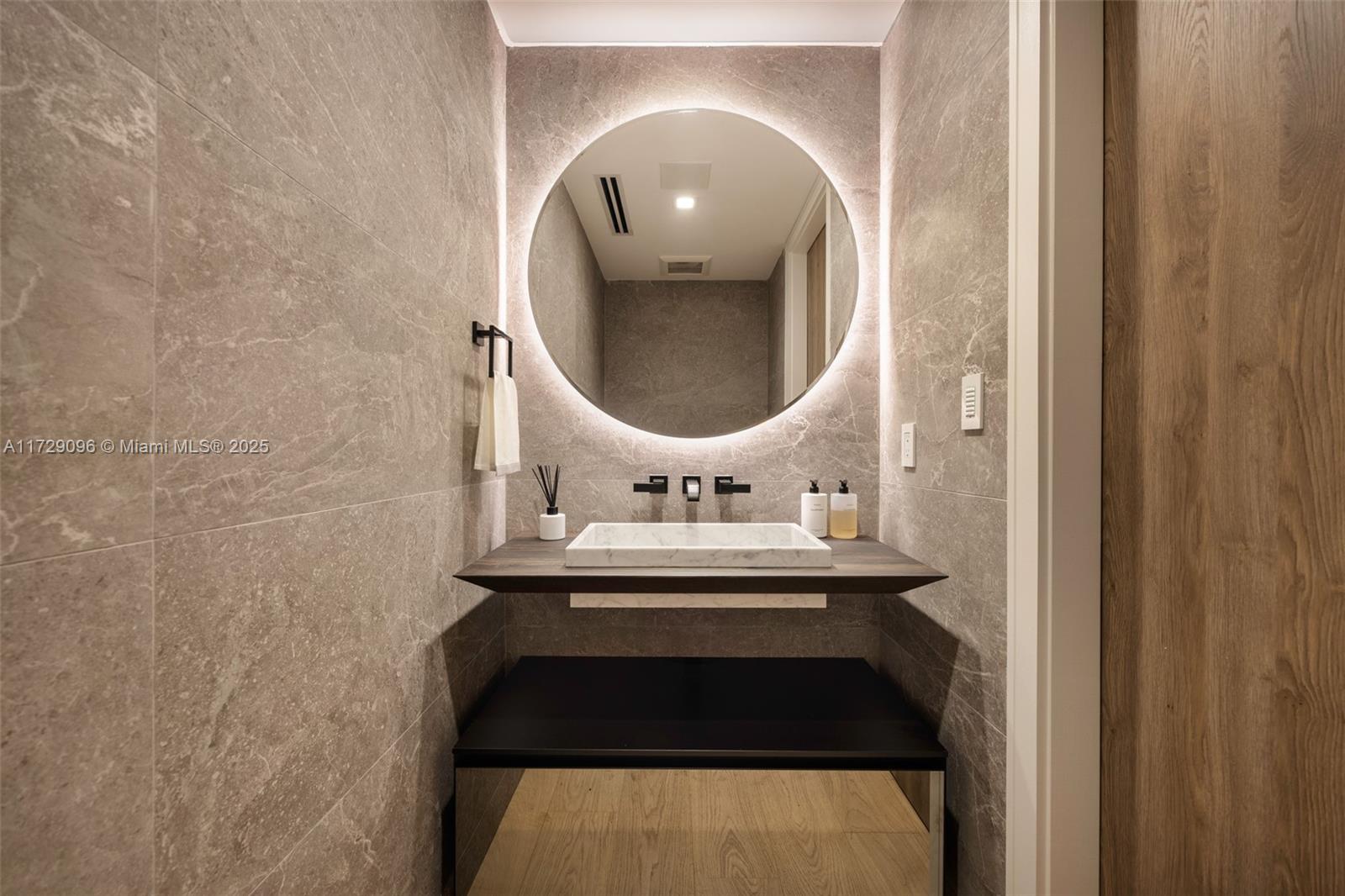 HAMMOCK LAKE PK REPLAT OF - Residential