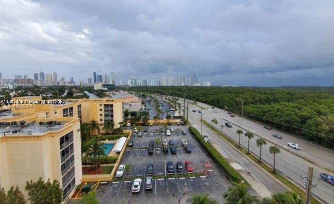 Spectacular views from this high floor unit. It boasts an open kitchen with 1.5 bath. Great location next to Oleta park for barbecues and kayaking. Winn dixie and specialty shoppes right at your door steps. Minutes to the beach or Aventura Mall.