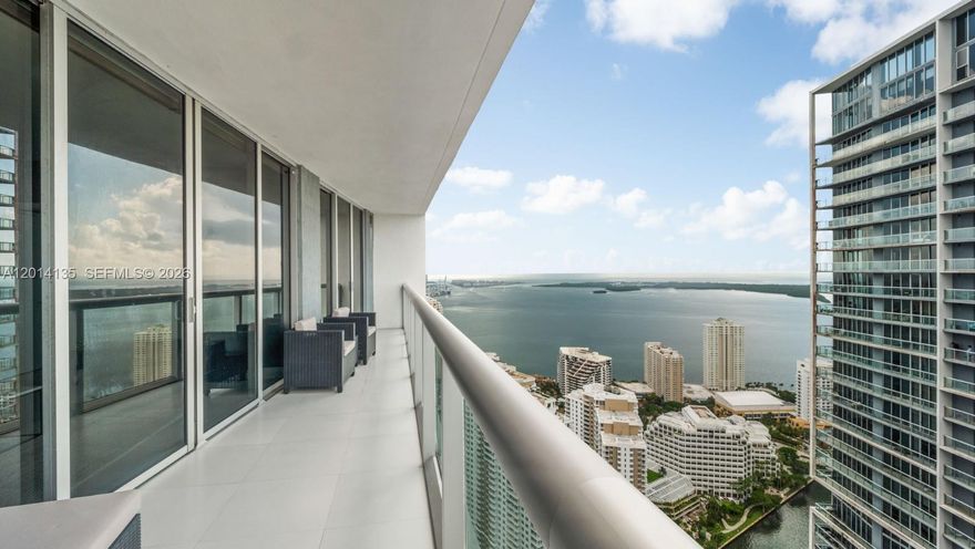 Stunning two-bedroom + Den is being sold as a short sale at a huge discount. The building has 2 restaurants on site, Cipriani and Cantina La Veinte. Enjoy resort style amenities including a bayfront pool, spa, fitness center, valet, and 24 hour concierge, all within close distance to Brickell City Centre, dining, shopping, and nightlife.