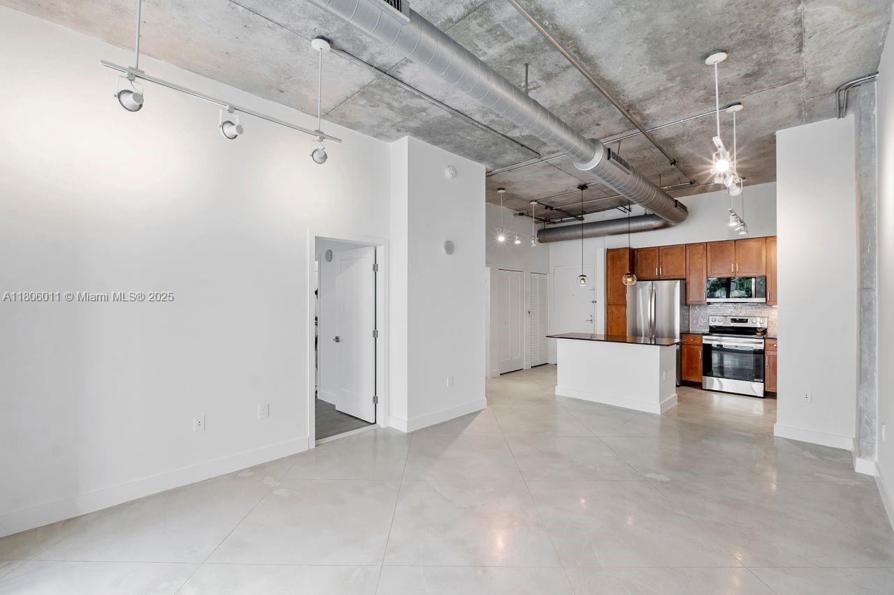 Beautiful and modern apartment in the heart of Edgewater
Discover this spacious 1/1 with an elegant and functional design. It features ample storage space, granite countertops, and tile and wood flooring for a sophisticated touch. The kitchen is fully equipped with brand-new appliances, and the washer & dryer are conveniently located inside the unit.
The building offers top-tier amenities, including valet parking, concierge service, gym, pool, club room, and more. Its location is unbeatable—right in the heart of Edgewater, just steps from Margaret Pace Park, with easy access to the best of Miami.