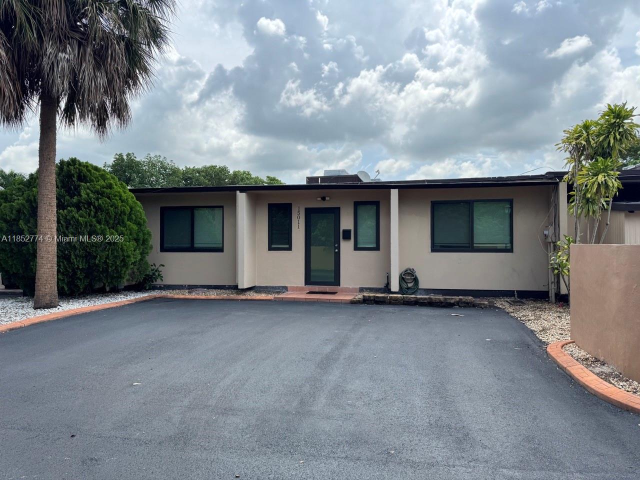 A beautifully renovated villa offering style, comfort, and convenience! This spacious unit features impact windows and doors, a brand new high-efficiency A/C, and 3 assigned parking spaces. Inside, enjoy custom closets and abundant storage space, a full-size washer and dryer, and a sleek modern layout. This entire unit has been updated with quality finishes throughout, ensuring a fresh, move-in-ready home. Enjoy the ease of moving in with only 1st month+security deposit! Don't miss your chance to live in a turn-key rental that feels like home from day one. Situated at the end of a private dead-end street, limiting traffic and access.
1st month plus a security deposit to move in!!!