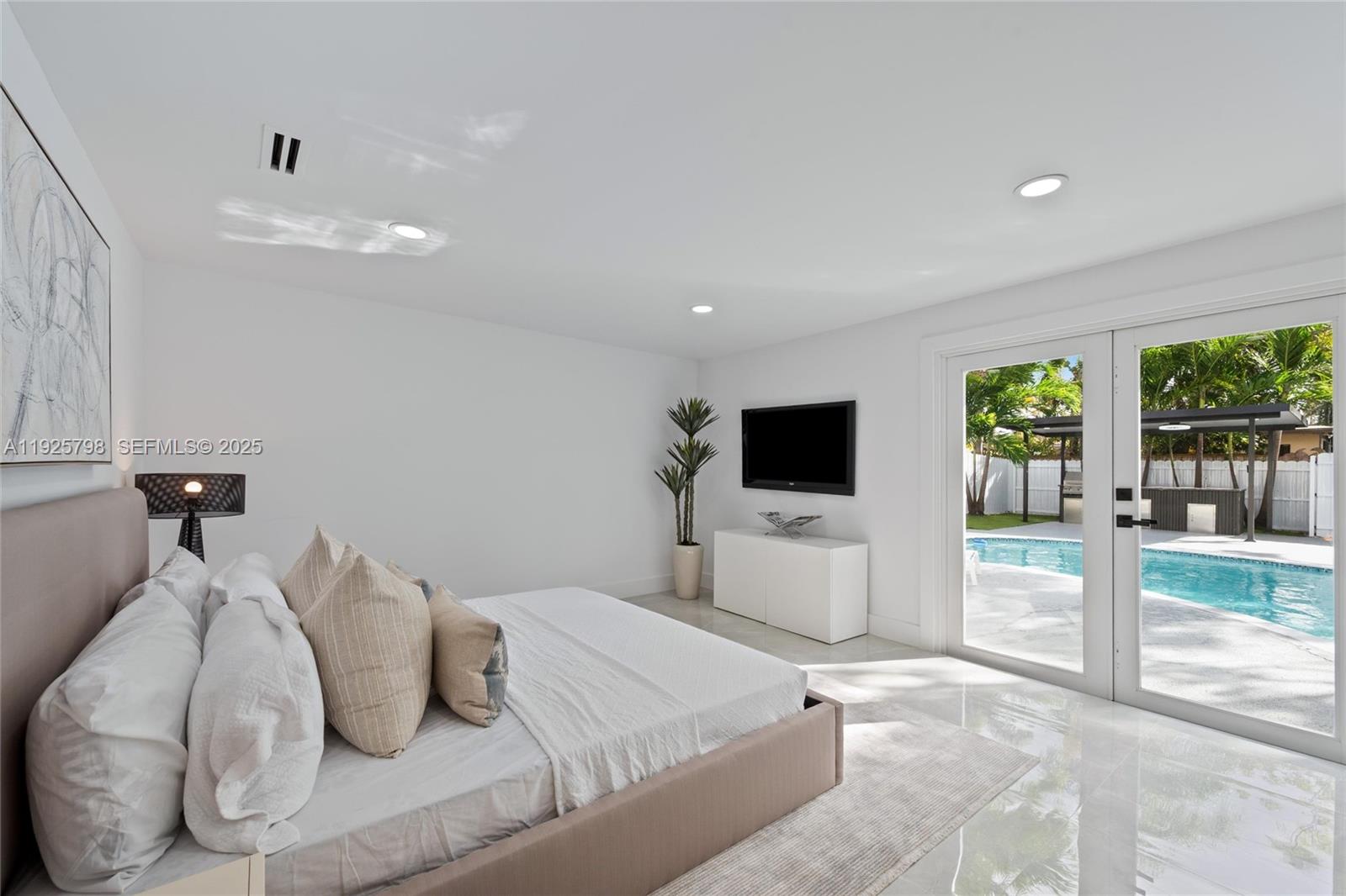 HOLLYWOOD LAKES SECTION - Residential