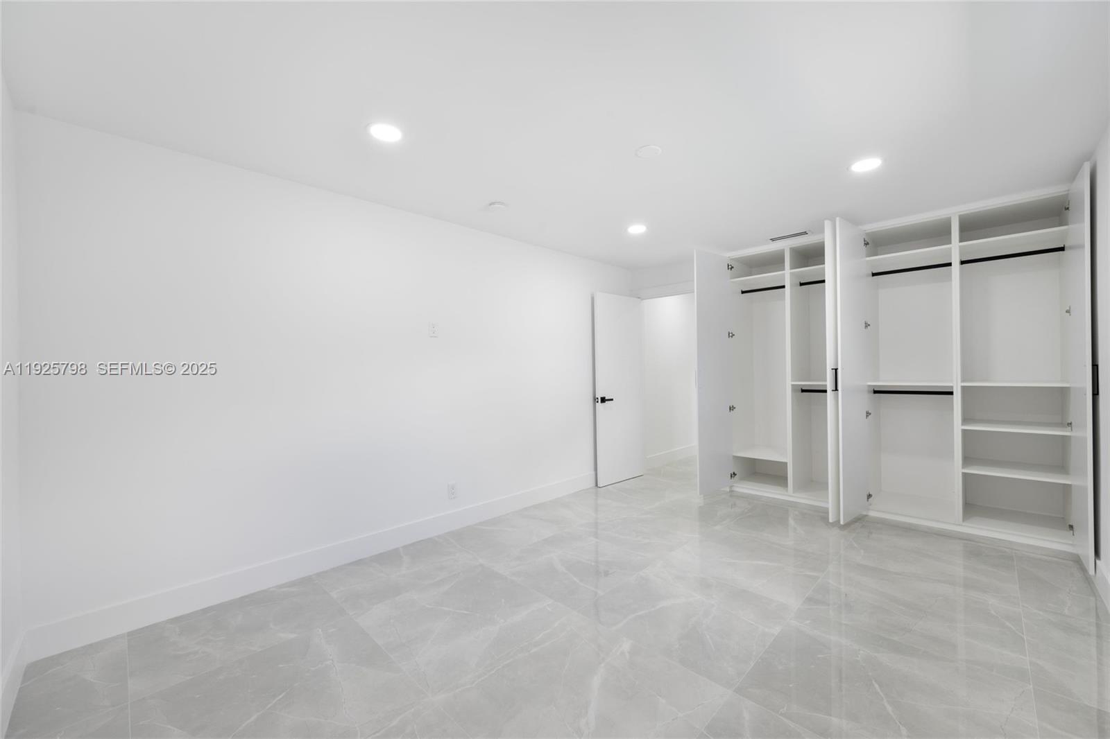 HOLLYWOOD LAKES SECTION - Residential