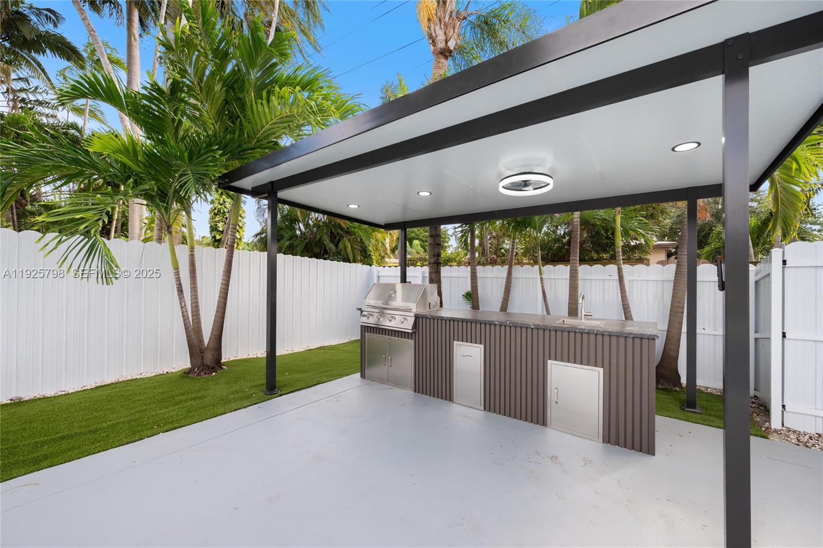 HOLLYWOOD LAKES SECTION - Residential