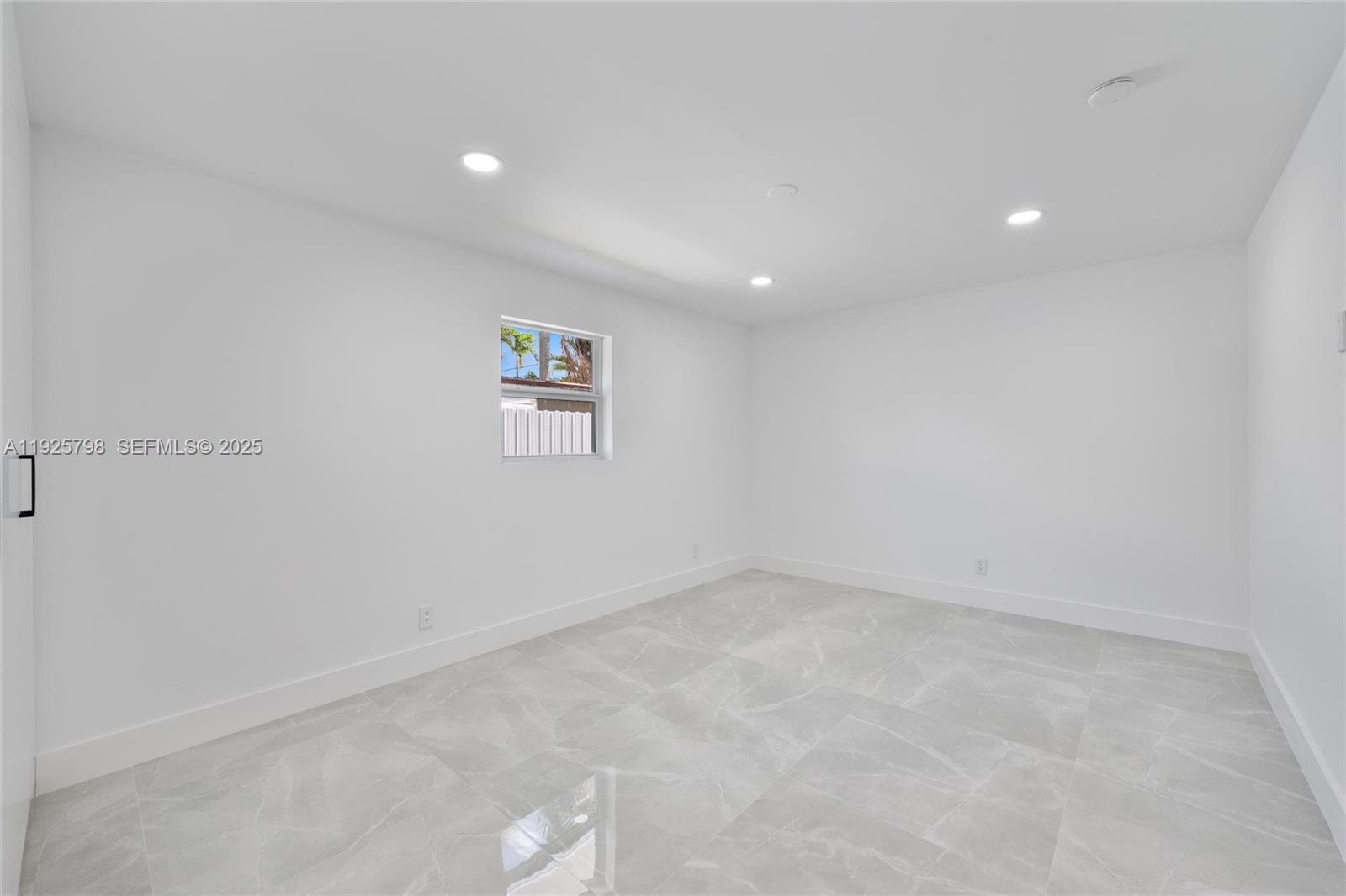 HOLLYWOOD LAKES SECTION - Residential