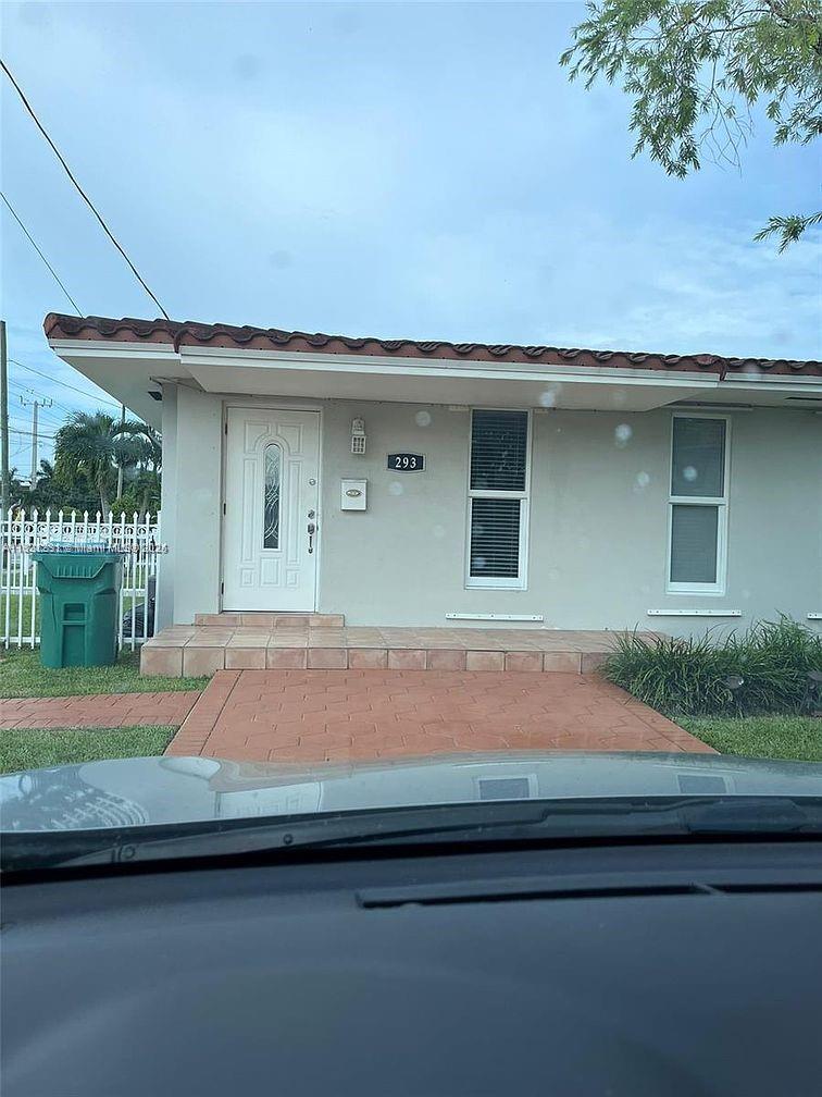 Charming first-floor apartment located in an excellent neighborhood with water included in rent. This well-positioned unit offers unbeatable convenience, situated just 4 minutes from the airport and 5 minutes from downtown Miami, with easy access to Doral.
The apartment features a prime location in a safe, desirable area with everything you need within walking distance. Whether you're commuting to work, traveling frequently, or simply enjoying city life, this location puts you at the center of it all.