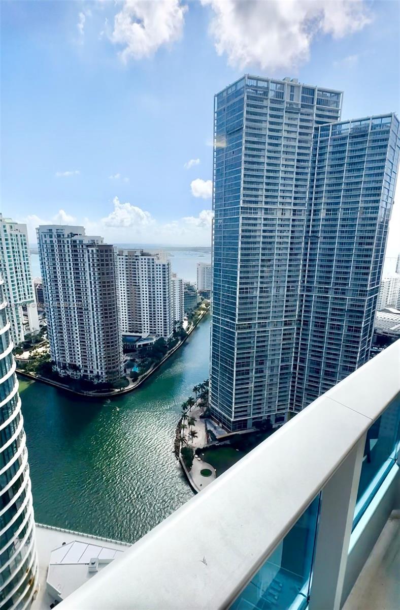 Brickell 1-Year Furnished Rental | 2 Bed 2.5 Bath at Epic Residences
Experience sky-high elegance in the most desired floorplan at the prestigious Epic Residence & Hotel. This fully furnished 2 bedroom, 2.5 bathroom home offers breathtaking views from every room, a state-of-the-art kitchen, spacious master suite with fabulous walk-in closet, and tasteful décor throughout. At the heart of Brickell and Downtown. 2 minutes from I95. Walk to Whole Foods, Brickell City Centre, Kaseya Center, and top dining. Residents enjoy exclusive amenities—spa, fitness center, two pools—plus hotel services.
Easy to show. Showings after September 26th. See Broker Remarks.