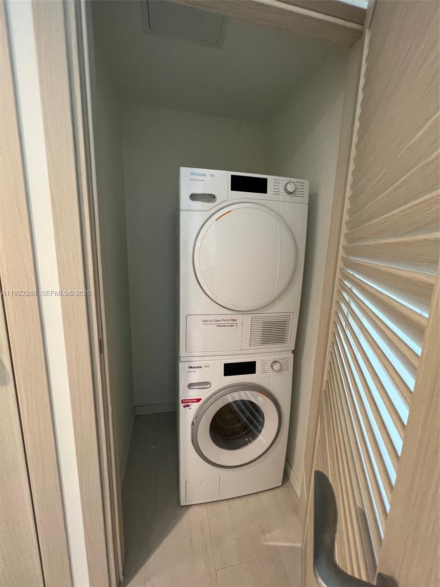 1000 Brickell Plz 3211, Miami, FL, 33131/$1,250,000 2 1000 Brickell Plz 3211