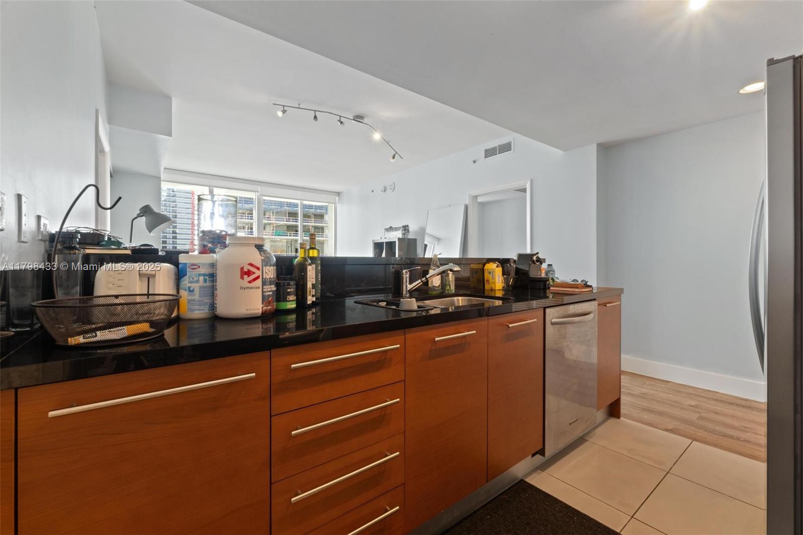 VIZCAYNE SOUTH CONDO - Residential