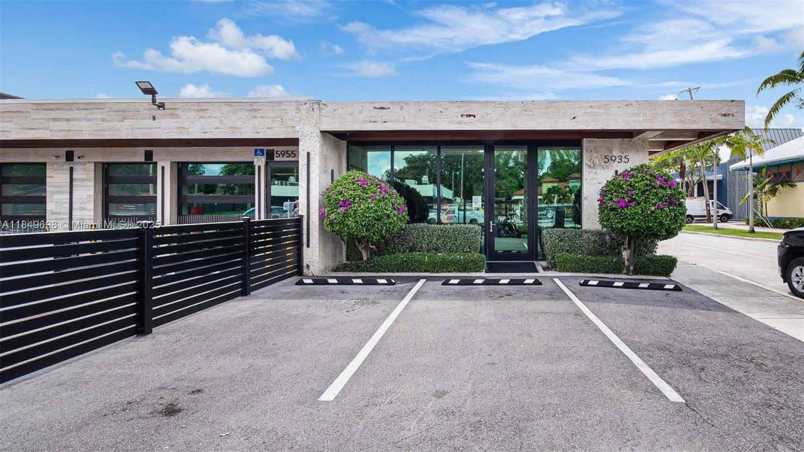 5935 NE 2nd Avenue offers an exclusive opportunity to lease a thoughtfully designed 3,000 SF stand-alone office
building in the heart of Miami’s Little River.
The turn-key property blends modern sophistication with a warm, creative ambiance—ideal for contemporary businesses
ranging from a design studio, an architecture firm, a media company, or a boutique showroom.