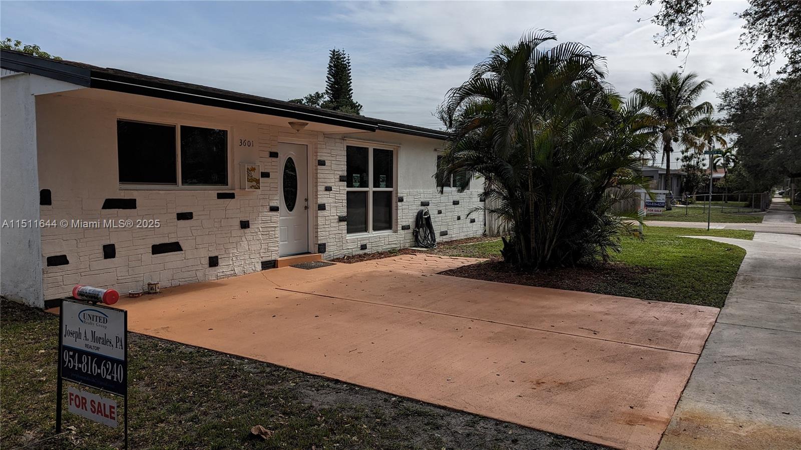 Property for Sale at 3601 N 72nd Ave, Hollywood, Broward County, Florida - Bedrooms: 4 
Bathrooms: 2  - $569,000
