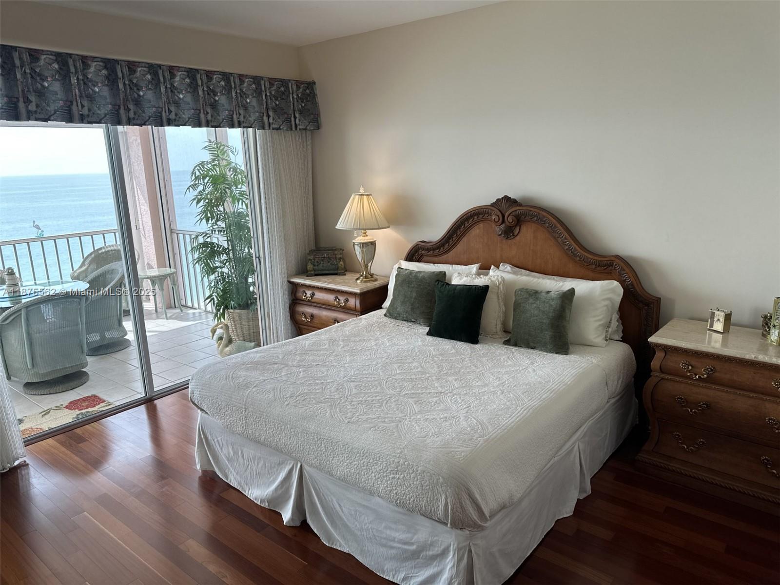 BAREFOOT BEACH CLUB - Residential