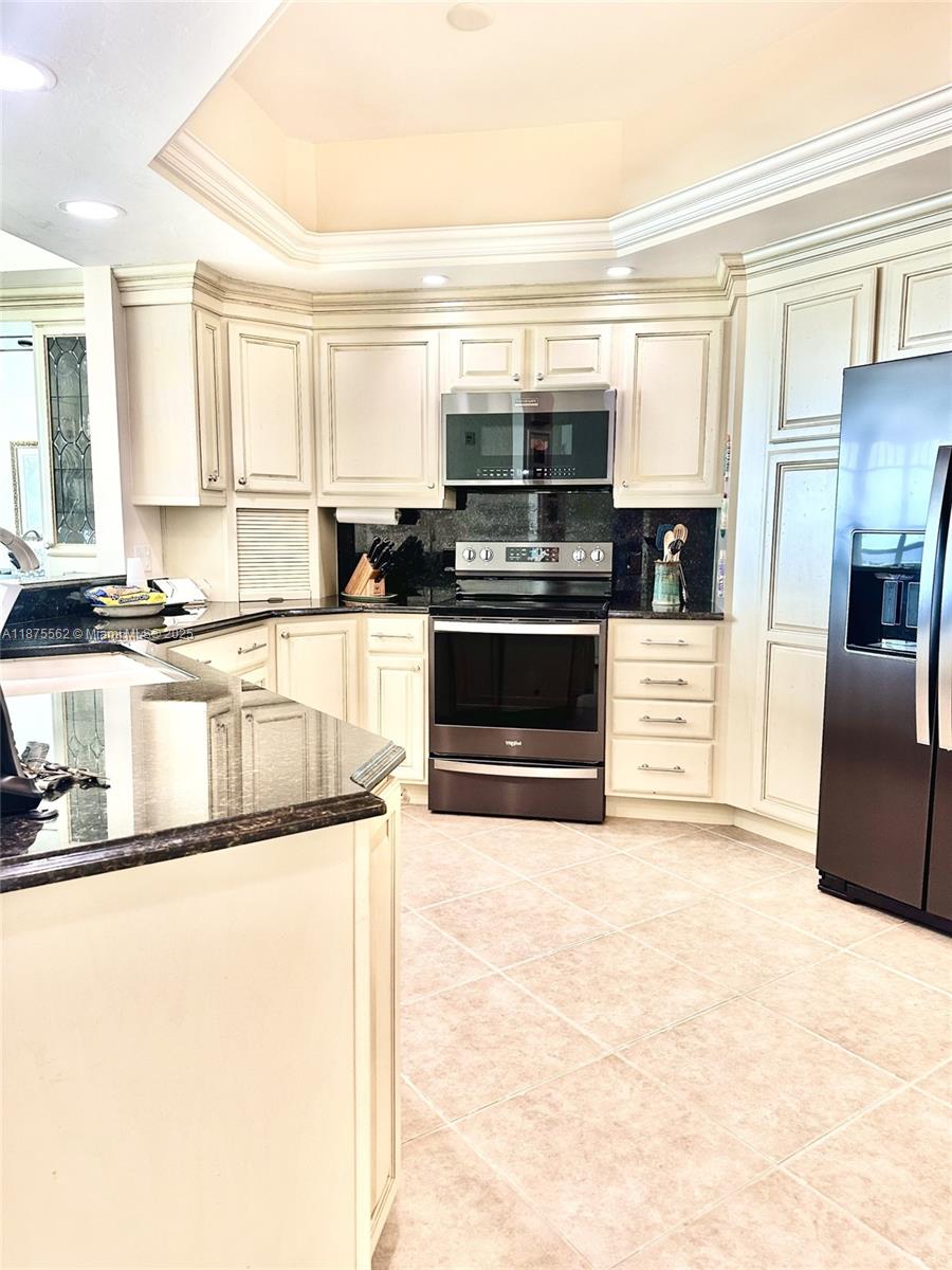 BAREFOOT BEACH CLUB - Residential