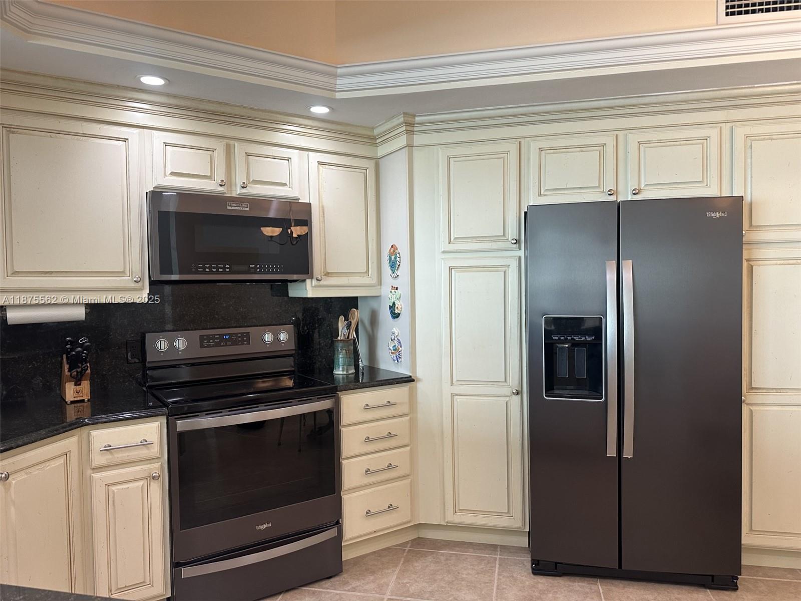 BAREFOOT BEACH CLUB - Residential