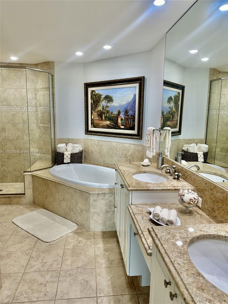 BAREFOOT BEACH CLUB - Residential