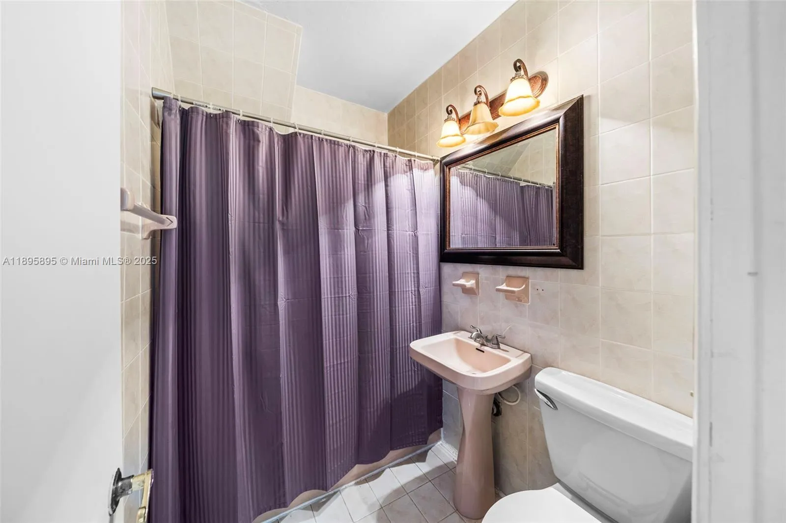 Miami, Florida 33134, United States, 5 Bedrooms Bedrooms, ,3 BathroomsBathrooms,Residential,Pending,227322