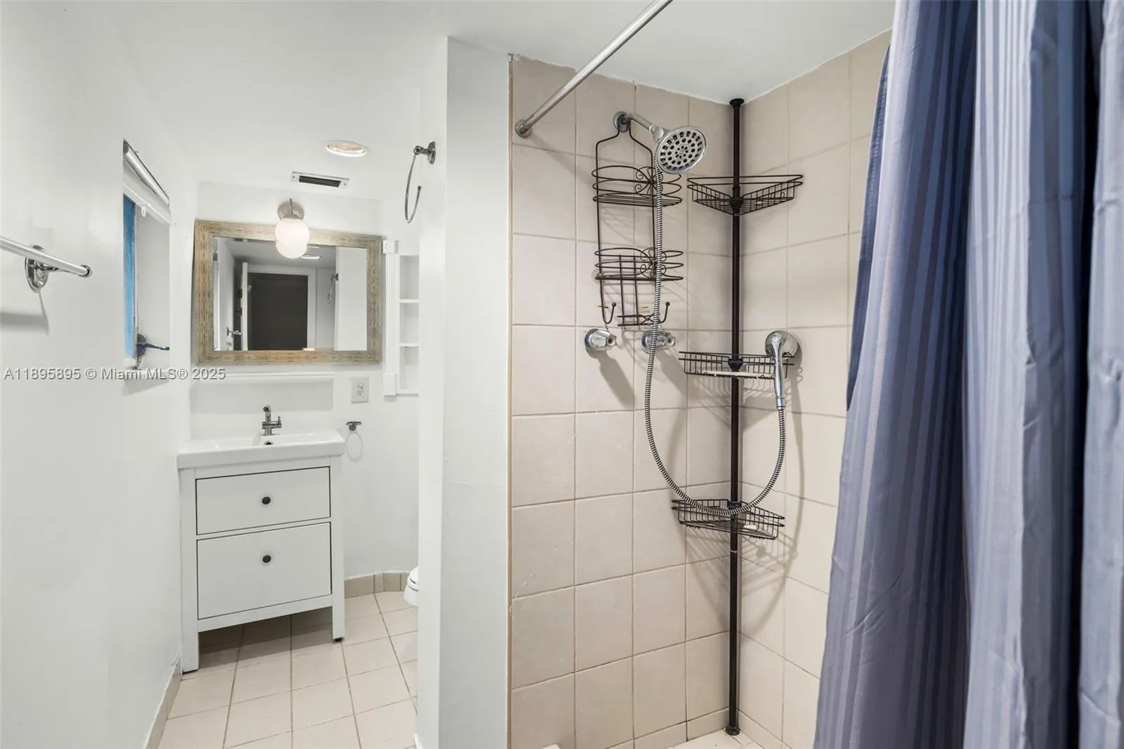 Miami, Florida 33134, United States, 5 Bedrooms Bedrooms, ,3 BathroomsBathrooms,Residential,Pending,227322