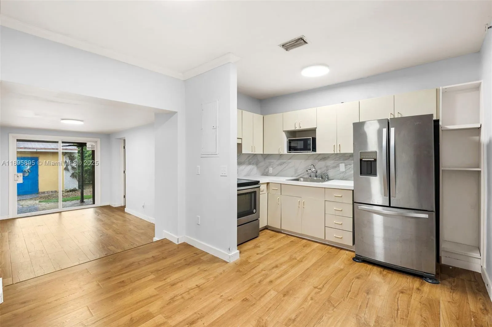 Miami, Florida 33134, United States, 5 Bedrooms Bedrooms, ,3 BathroomsBathrooms,Residential,Pending,227322