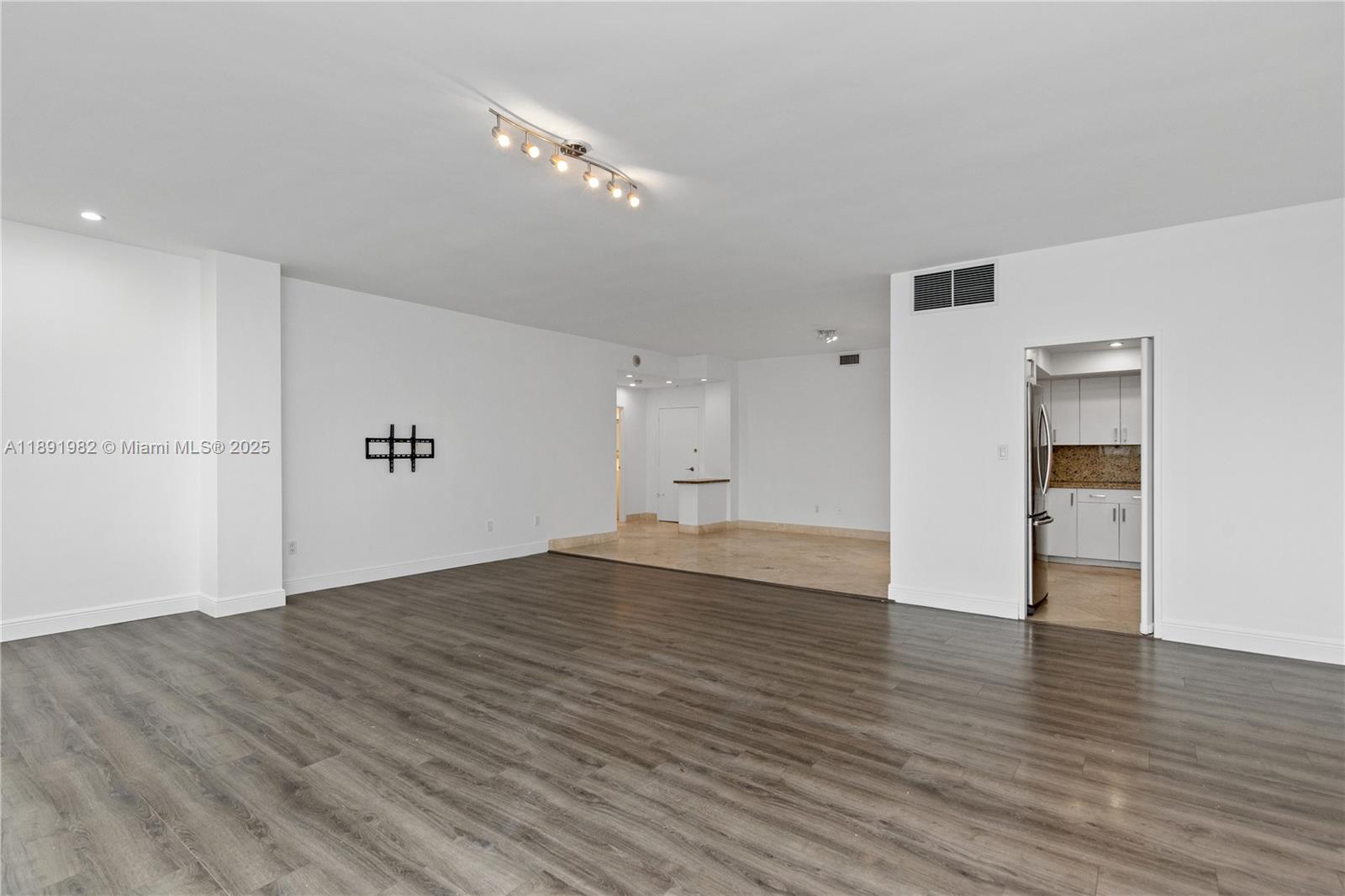 THE EXECUTIVE CONDO - Residential Lease