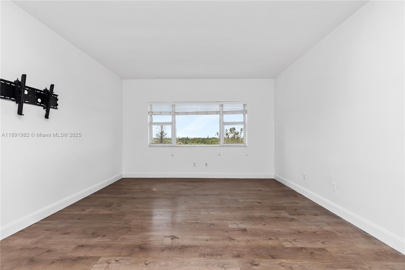 THE EXECUTIVE CONDO - Residential Lease