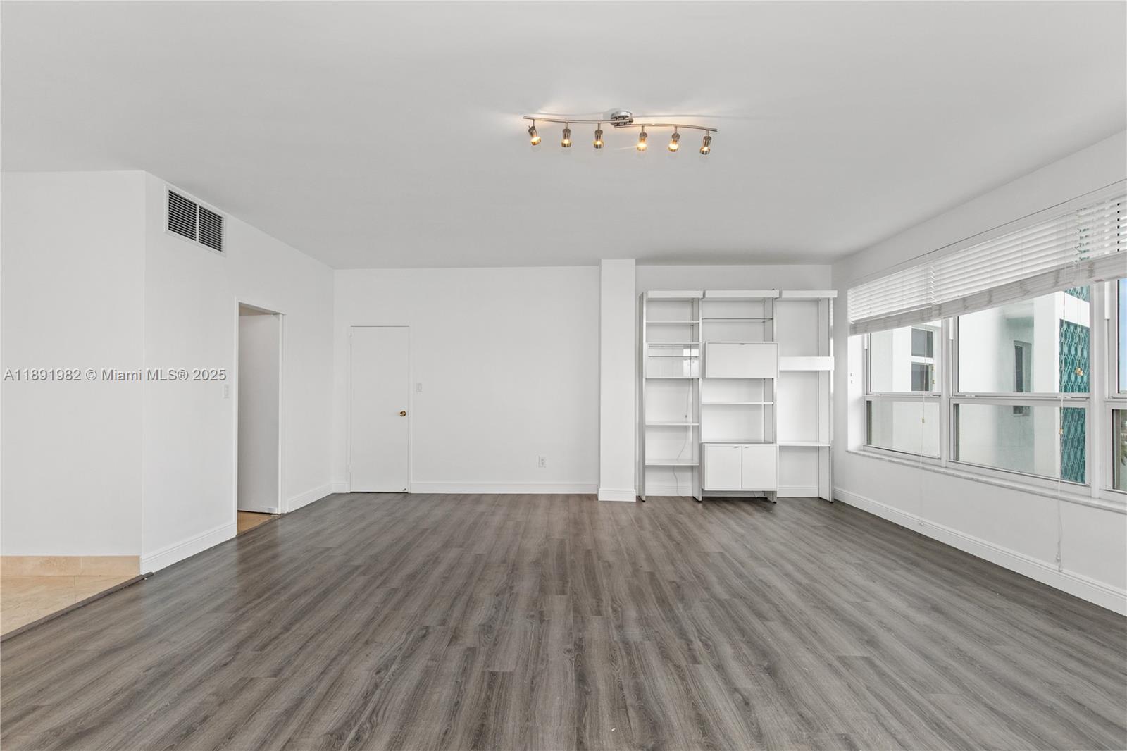 THE EXECUTIVE CONDO - Residential Lease