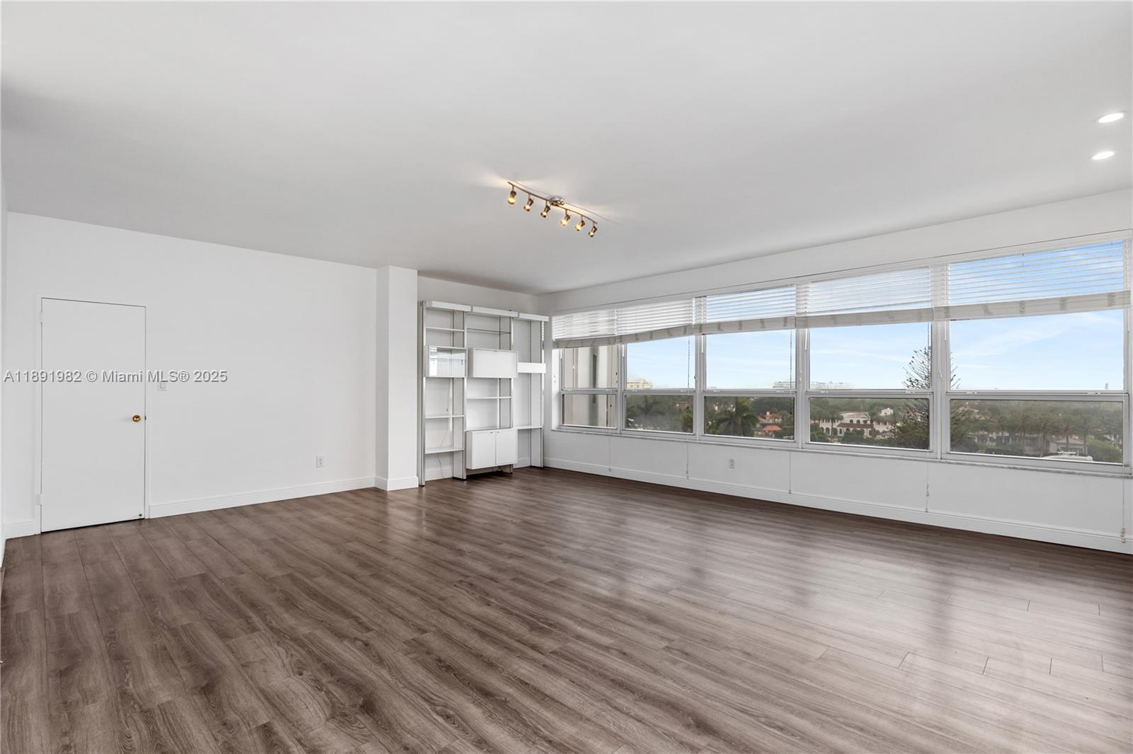 THE EXECUTIVE CONDO - Residential Lease