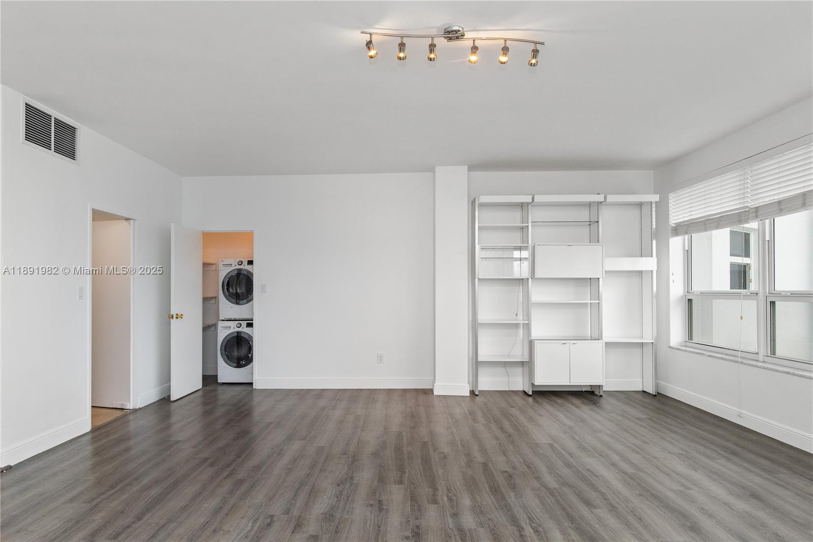THE EXECUTIVE CONDO - Residential Lease