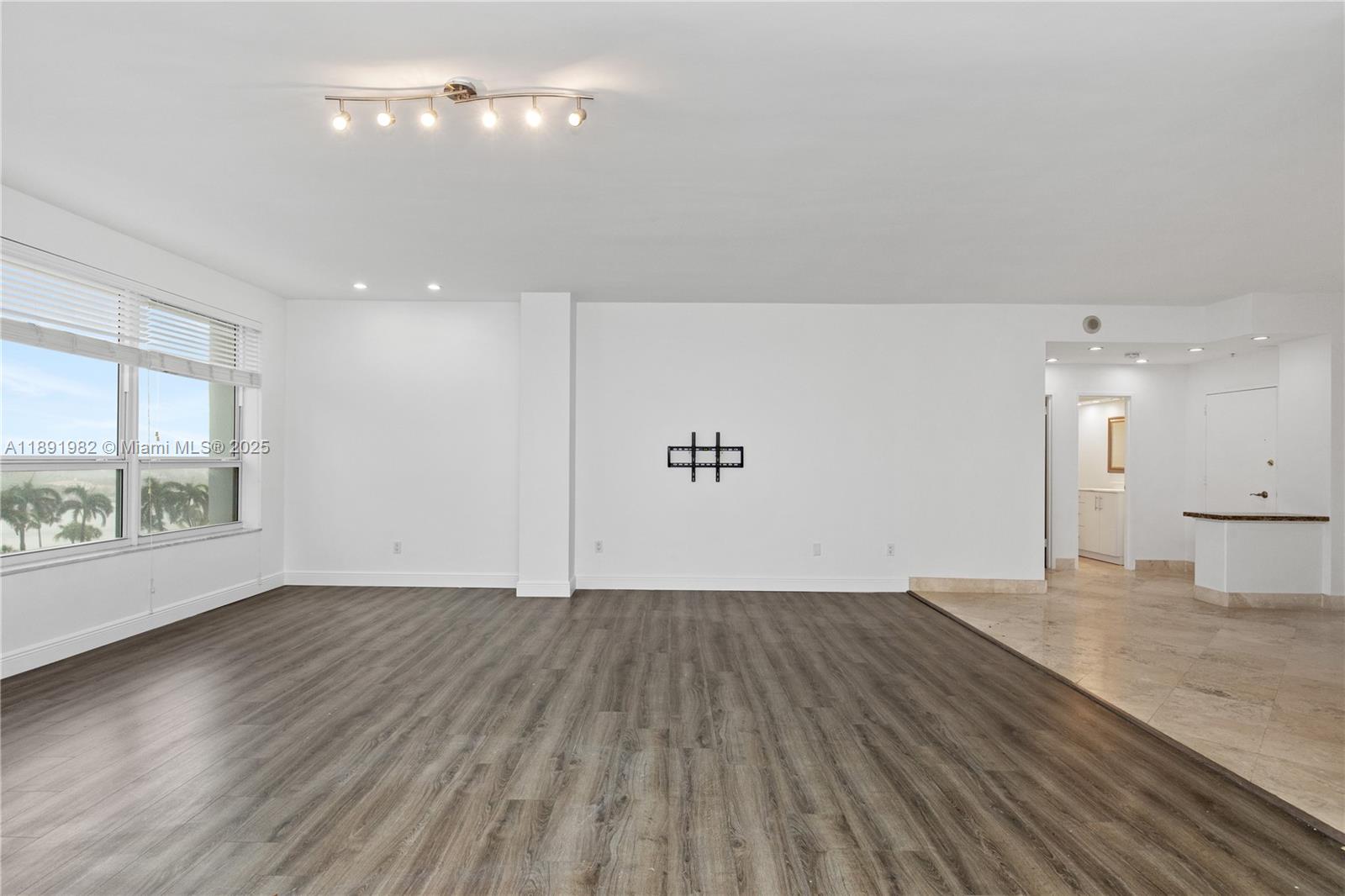 THE EXECUTIVE CONDO - Residential Lease