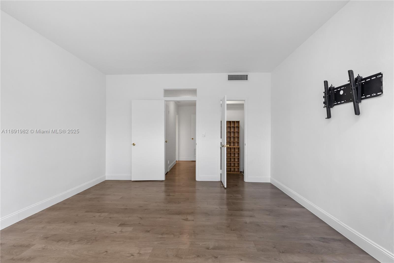 THE EXECUTIVE CONDO - Residential Lease