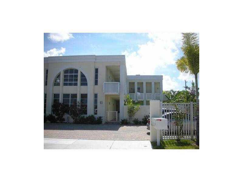 TOWNHOUSE/LOFT IN DOWNTOWN FORT LAUDERDALE. OVER 1800 SQ/FT UNIQUE UNIT WITH 21' FOOT CEILINGS, GRANITE COUNTERTOPS, EUROPEAN CABINETS AND FIXTURES, POLISHED CONCRETE FLOORS, WASHER/DRYER. OPEN AND MODERN. UNIT ALSO FEATURES LARGE TERRACE UPSTAIRS AND A P RIVATE BACKYARD FOR ENTERTAINING. THERE ARE 3 TOWNHOMES AND THEY ALL SHARE A PRIVATE POOL AND SPA. GATED PARKING WITH 2 SPOTS. MINUTES TO DOWNTOWN, LAS OLAS, FRESH MARKET AND THE BEACHES!