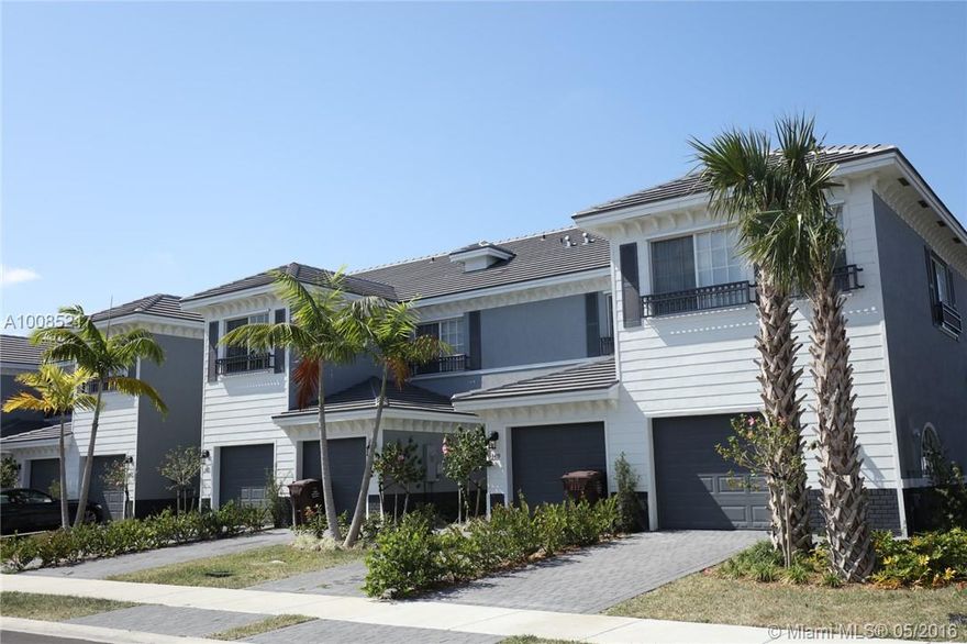 Very convenient 3 bed unit 2.5 bath + garage and 2 parking spaces