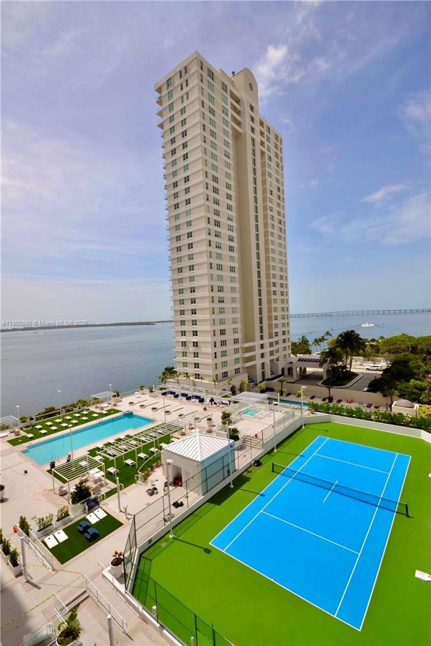 Secluded waterfront 2 Beds | 2 Baths condo located at the small Island of Brickell Key. From every window you can see the Miami Financial District sky scrapers, Miami Bay and ocean views. Walking distance across the island to restaurants, shops, groceries, banks, business offices, nightclubs and a short drive to I-95. Beautifully renovated kitchen, bathrooms, built-in closets cabinets and Italian porcelain floors. High impact windows. New pool deck Resort Style Area and tennis court. Building offer: Valet service, 24/7 security. Fully equipped Fitness Center, Panoramic Observation Deck, Outdoor Bar & BBQ area - Convenience store on site - multimedia area.
You can say you live in a small Island in Florida. Come and enjoy what Miami have best to offer.