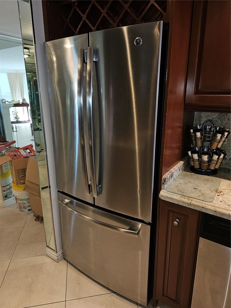 AVANT GARDE CONDO - Residential Lease