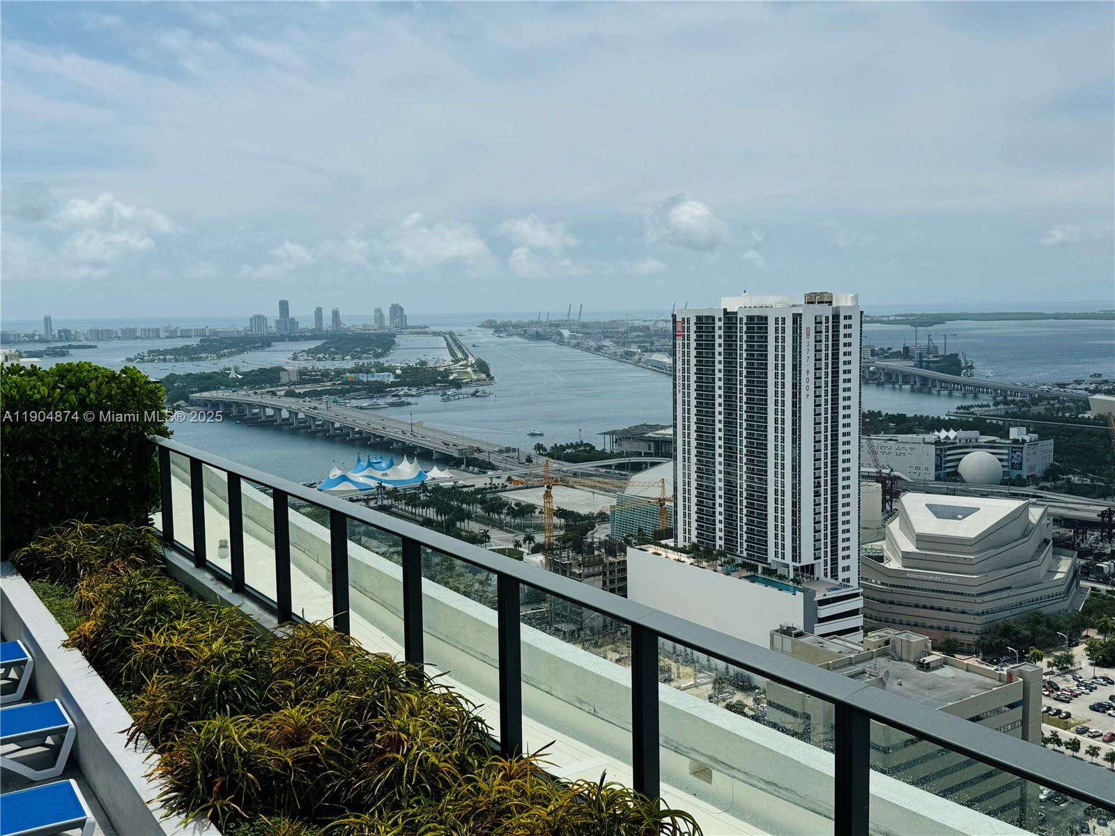 CANVAS CONDO - Residential