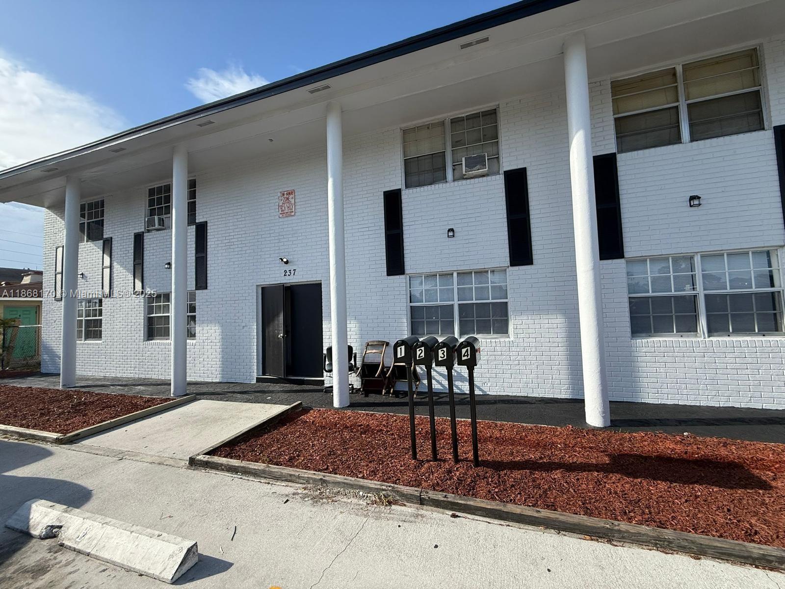 Beautiful apartment 2 Beds 1 Bath, New Kitchen cabinets, new Bathroom, first floor.
Easy to show showing request call or text L.A.