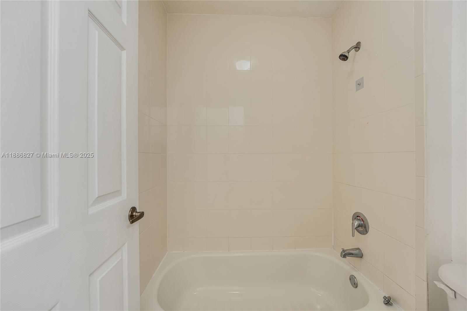 COUNTRY CLUB VILLAS TH CO - Residential Lease