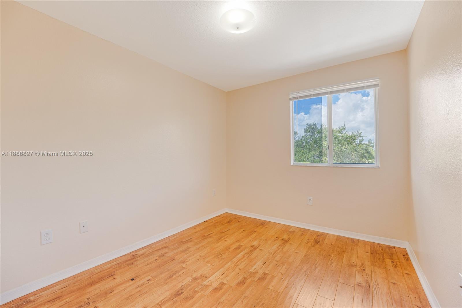 COUNTRY CLUB VILLAS TH CO - Residential Lease