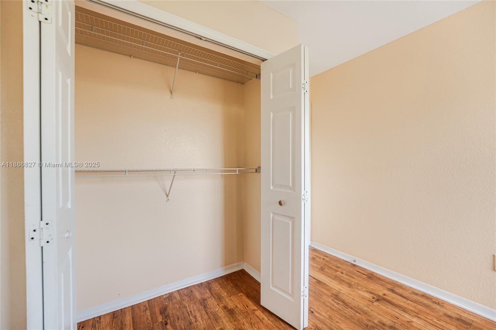 COUNTRY CLUB VILLAS TH CO - Residential Lease