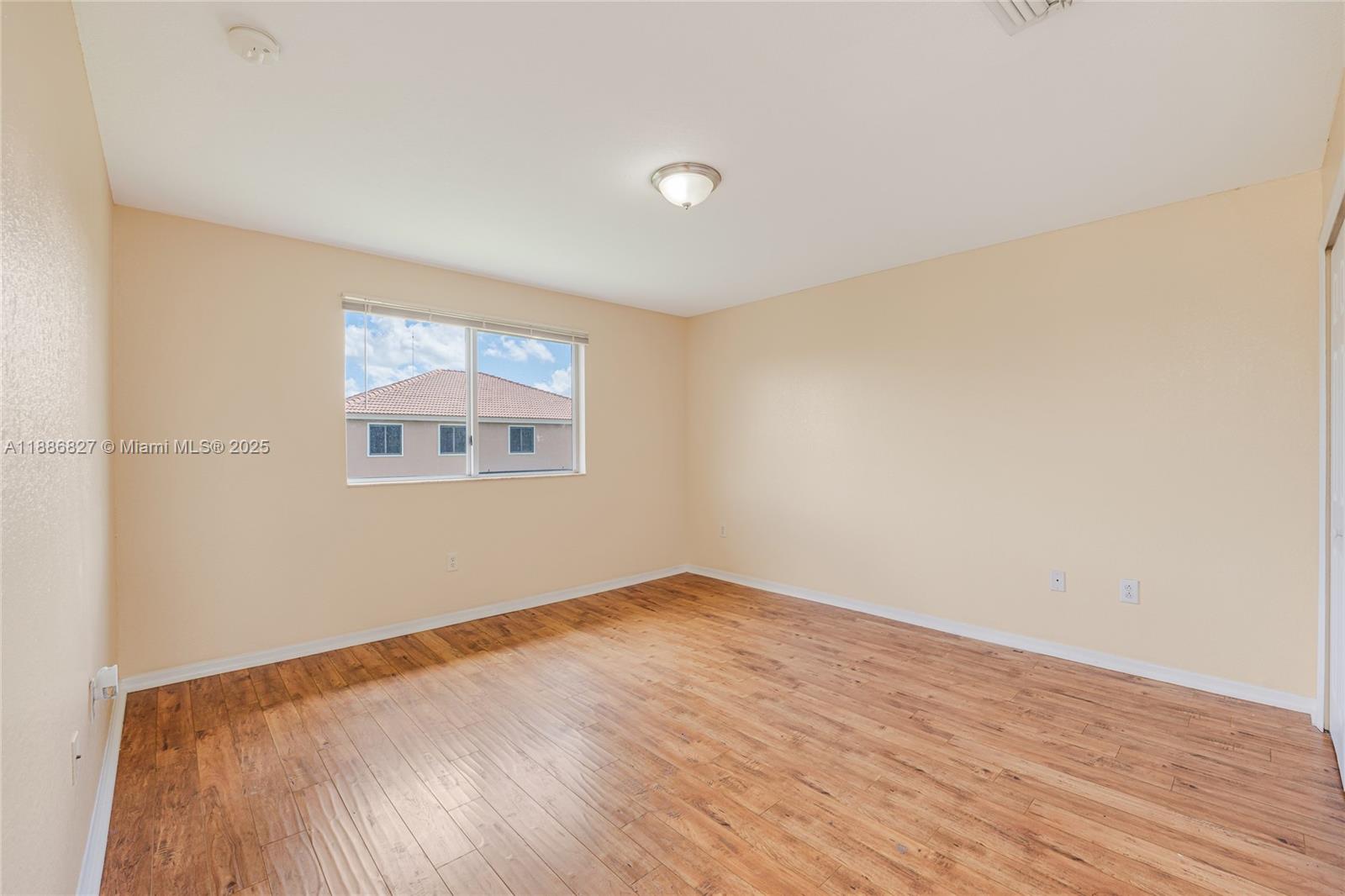 COUNTRY CLUB VILLAS TH CO - Residential Lease