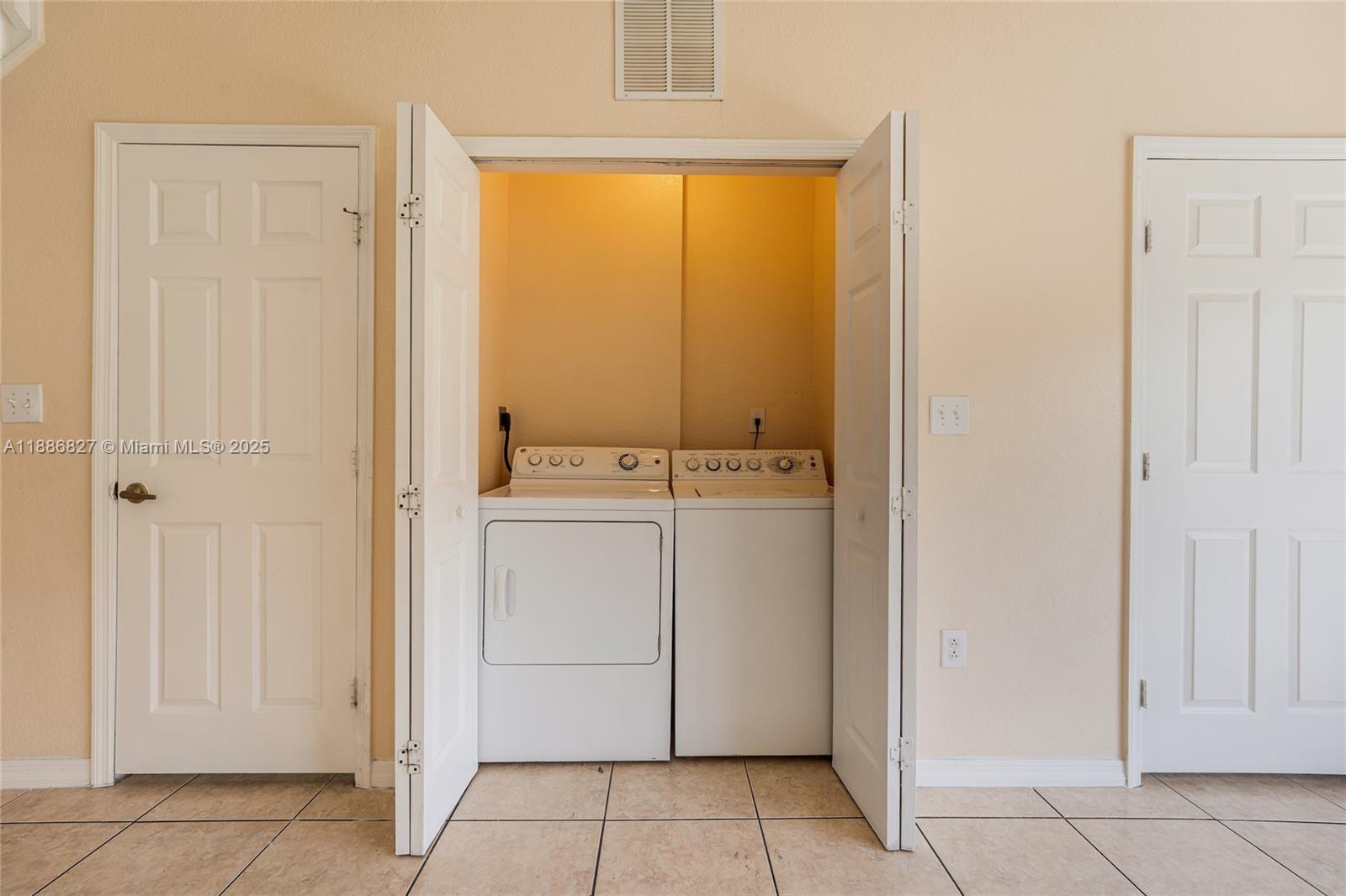 COUNTRY CLUB VILLAS TH CO - Residential Lease