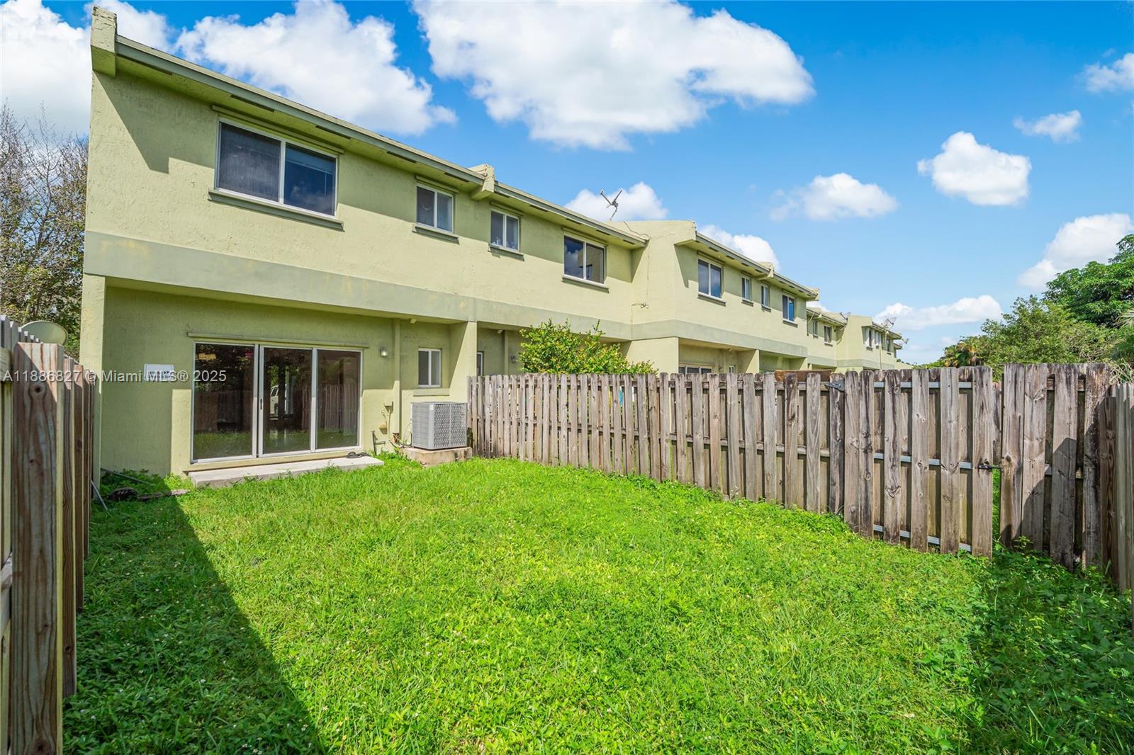 COUNTRY CLUB VILLAS TH CO - Residential Lease