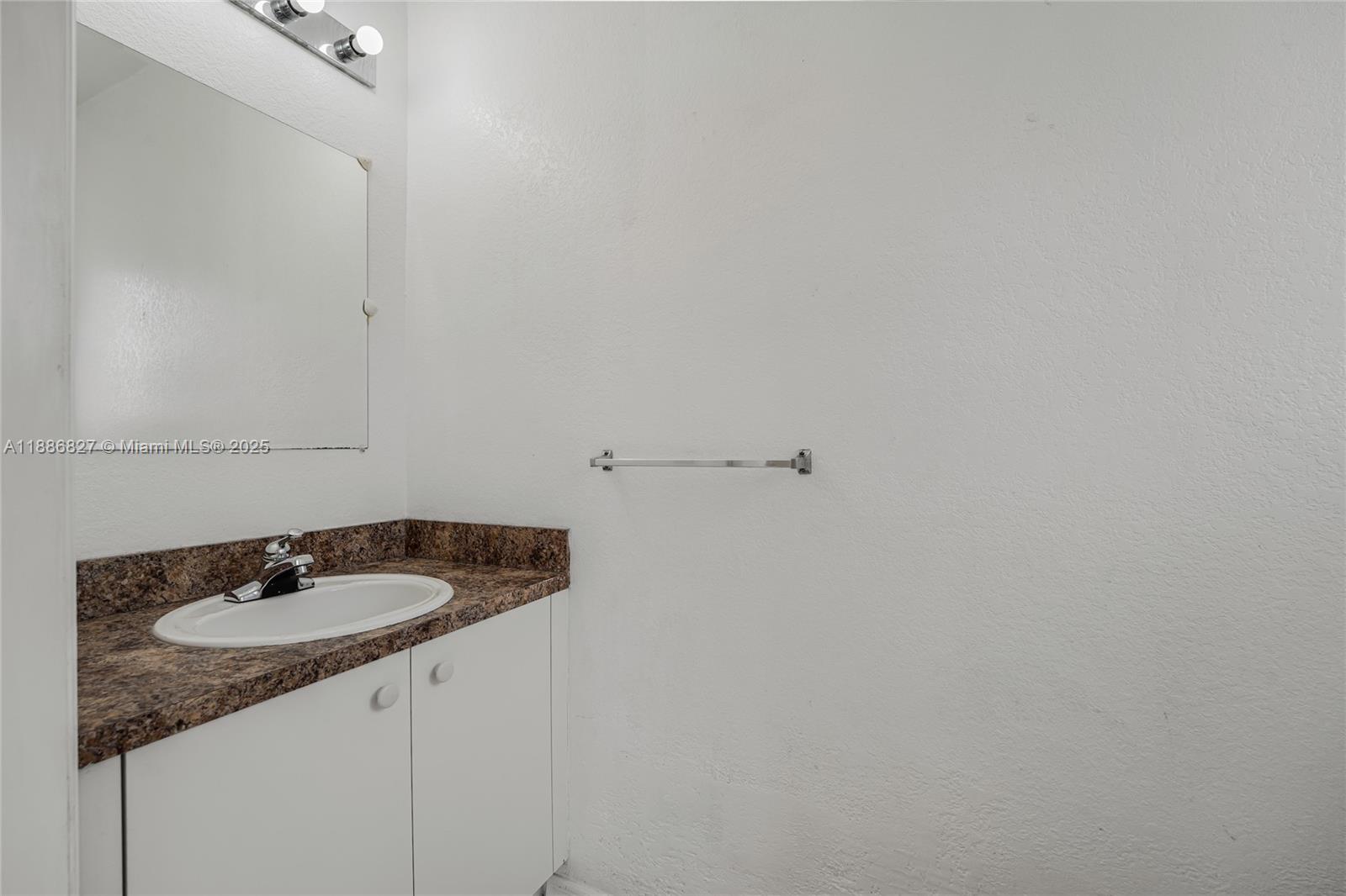 COUNTRY CLUB VILLAS TH CO - Residential Lease
