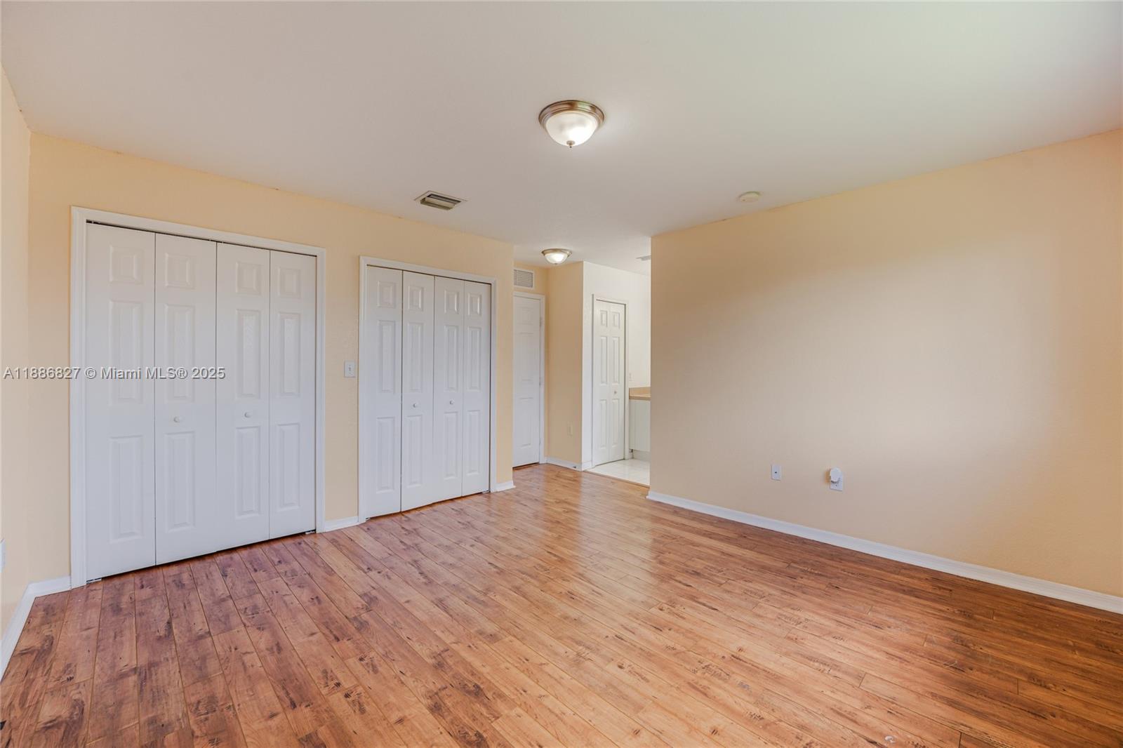 COUNTRY CLUB VILLAS TH CO - Residential Lease