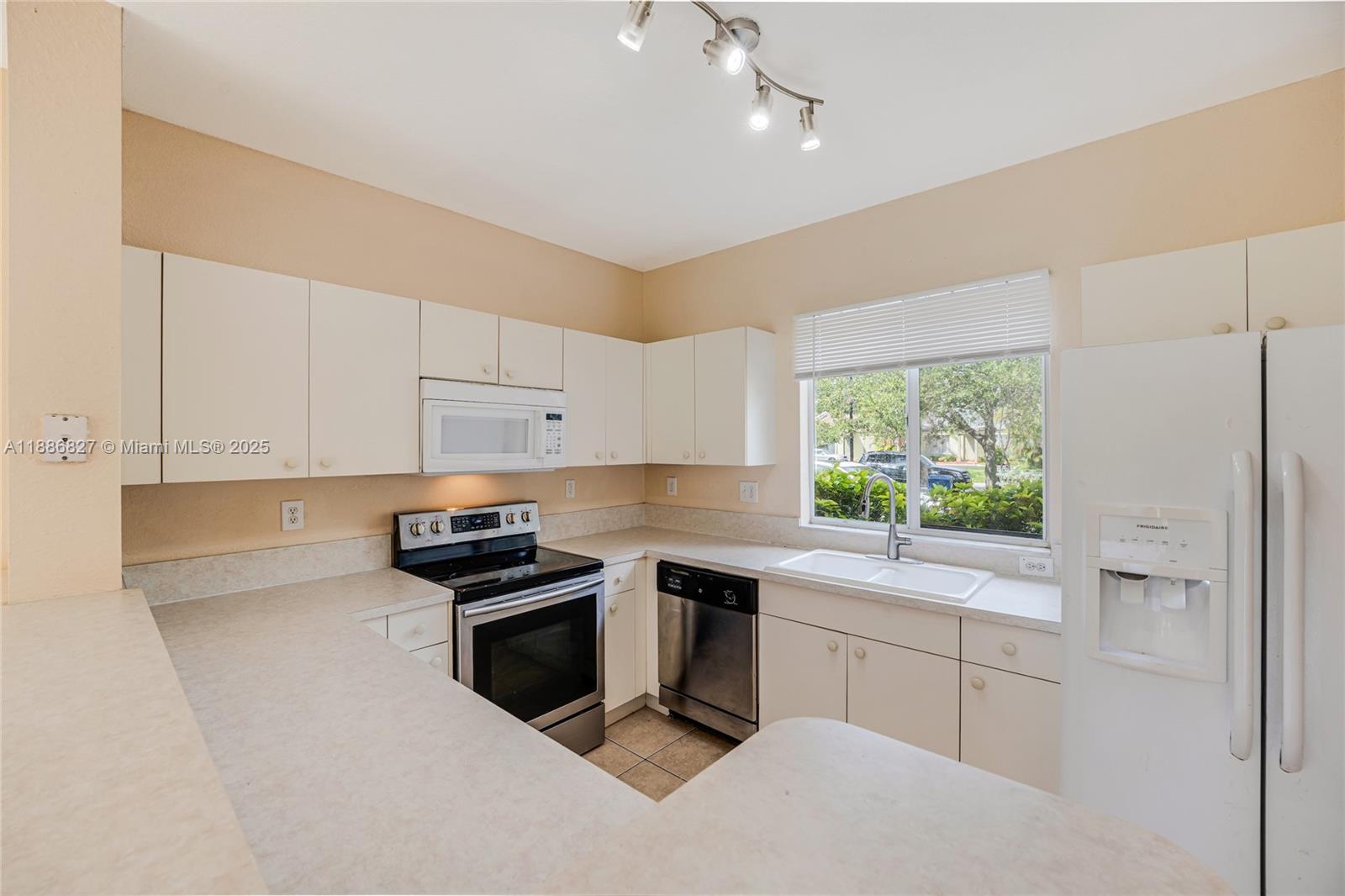COUNTRY CLUB VILLAS TH CO - Residential Lease