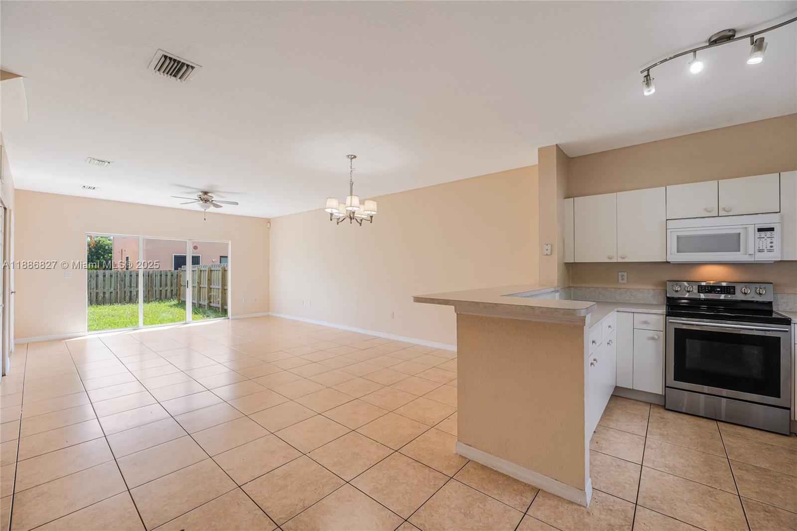 COUNTRY CLUB VILLAS TH CO - Residential Lease
