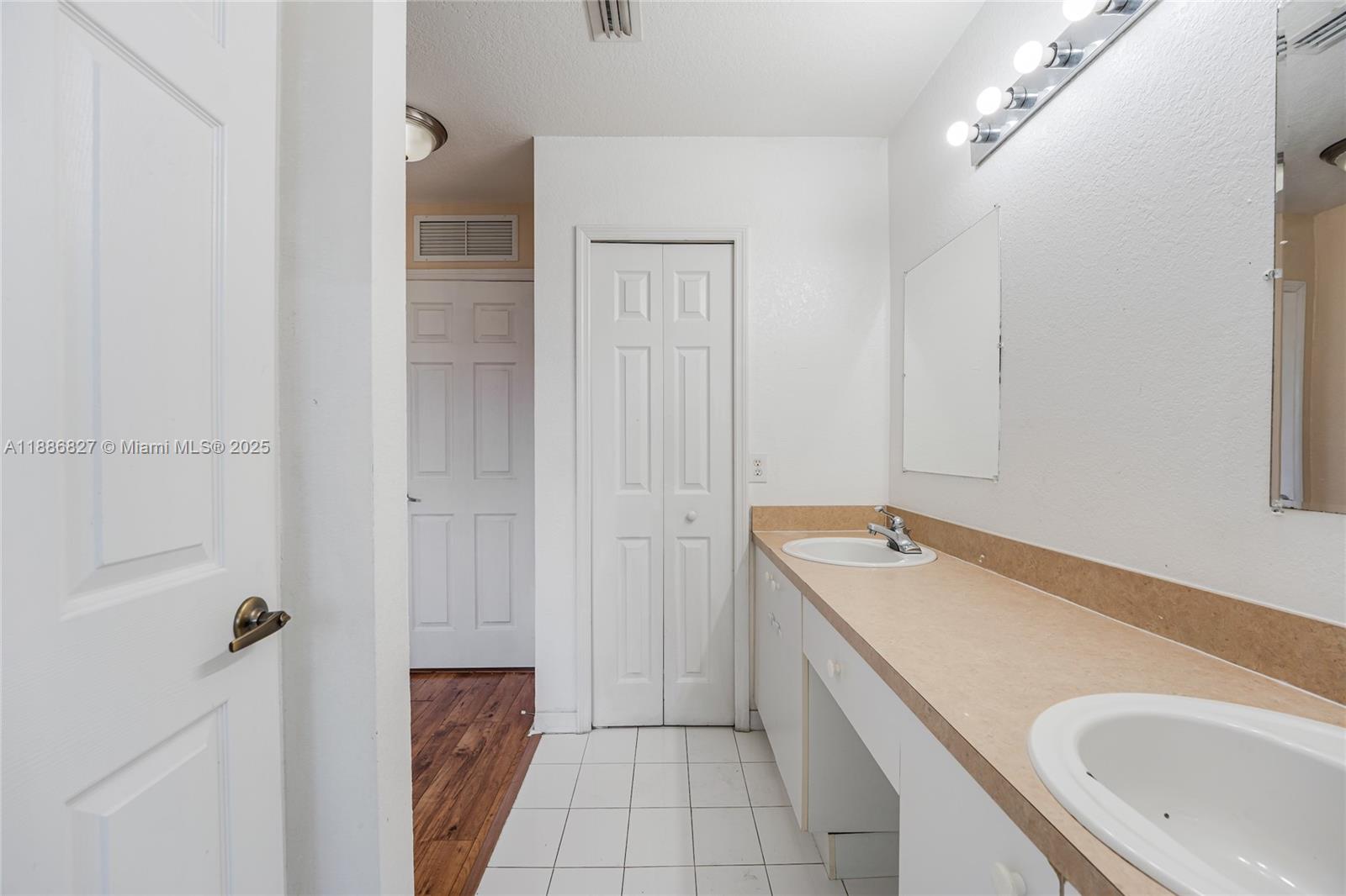 COUNTRY CLUB VILLAS TH CO - Residential Lease