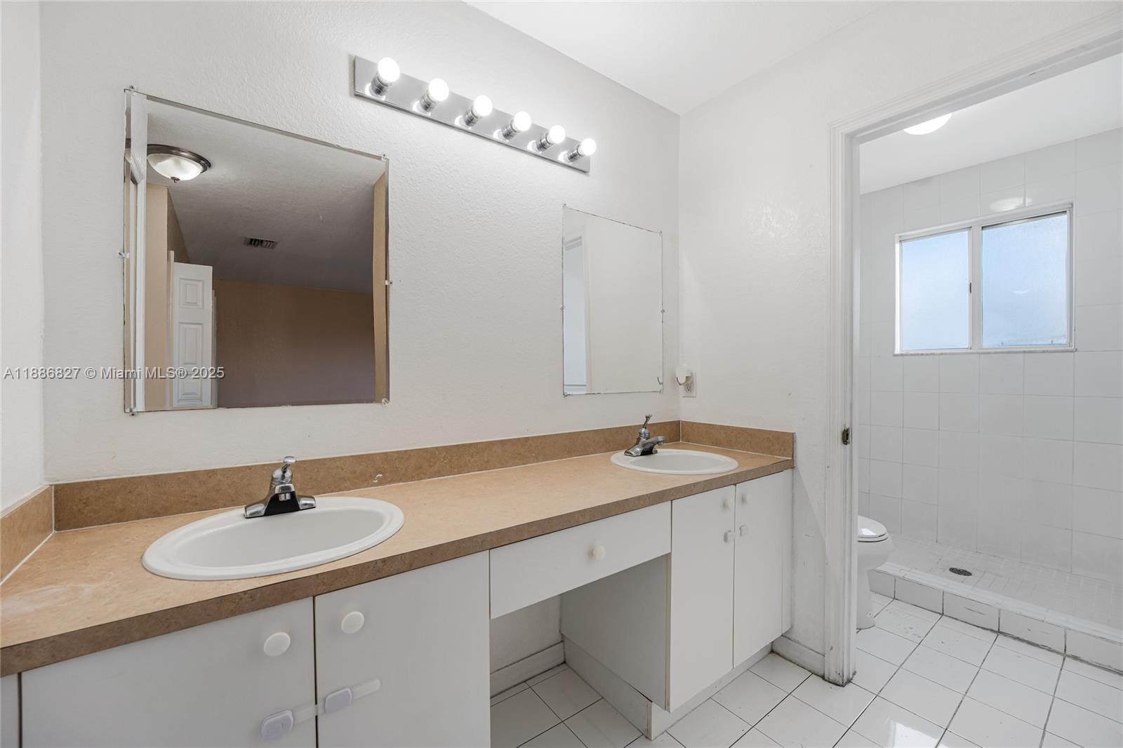 COUNTRY CLUB VILLAS TH CO - Residential Lease