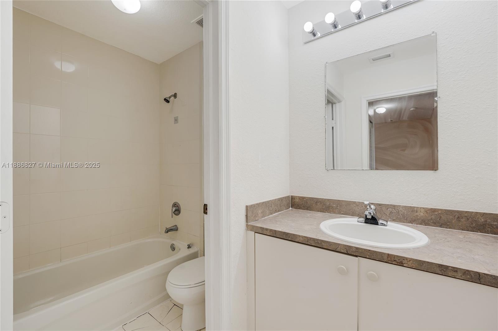 COUNTRY CLUB VILLAS TH CO - Residential Lease