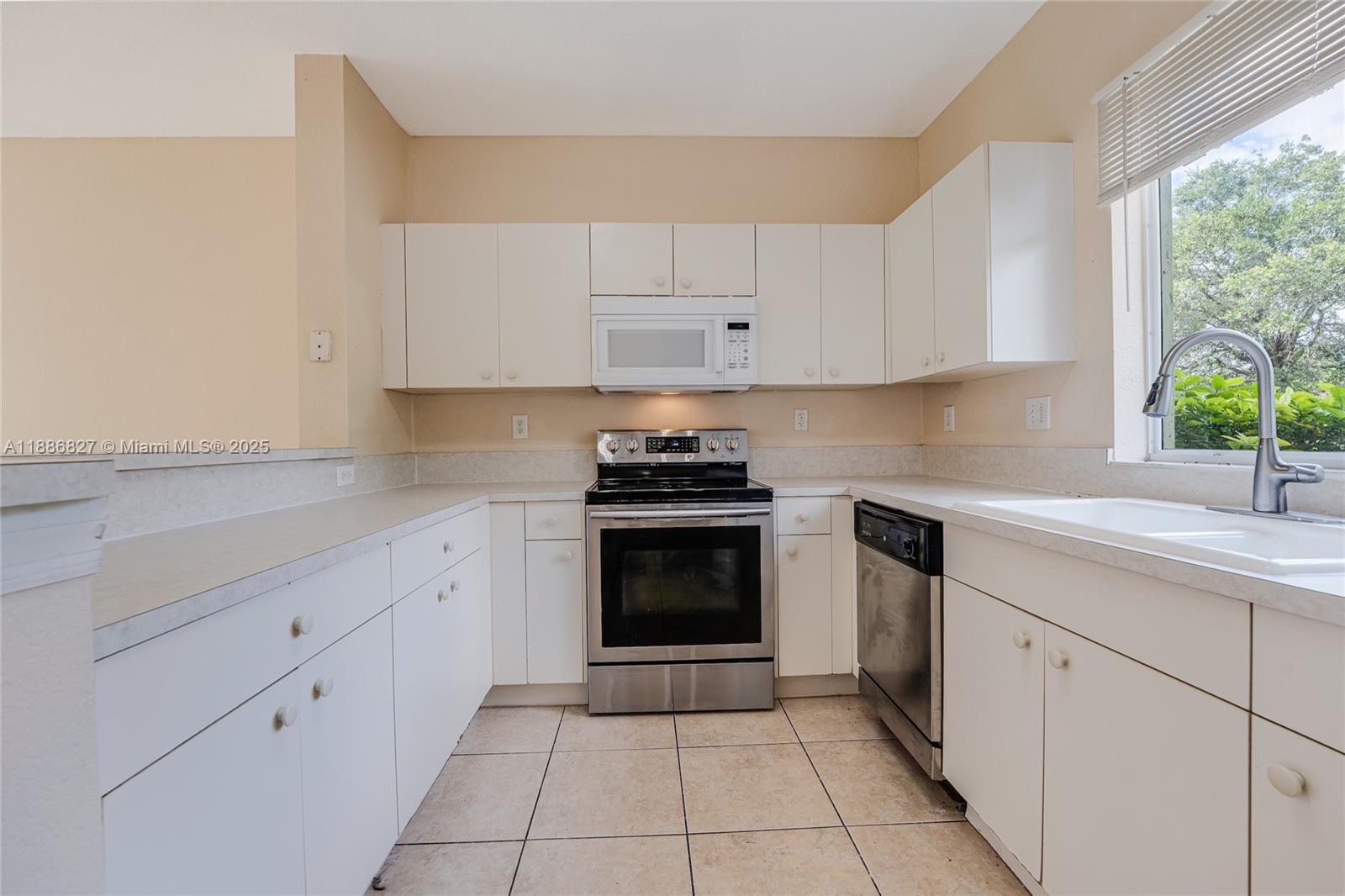 COUNTRY CLUB VILLAS TH CO - Residential Lease