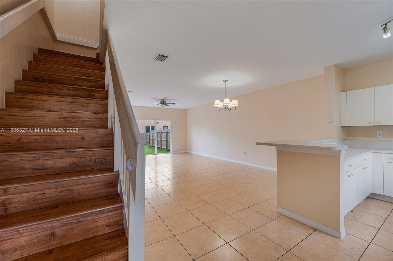 COUNTRY CLUB VILLAS TH CO - Residential Lease
